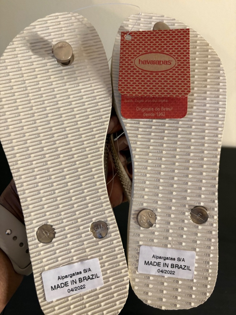 Havaianas Women’s Slim Flip Flops Golden Color - Picture 2 of 2